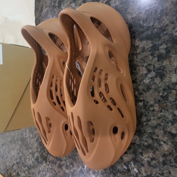 Yeezy Foam RNR - Picture 3 of 9